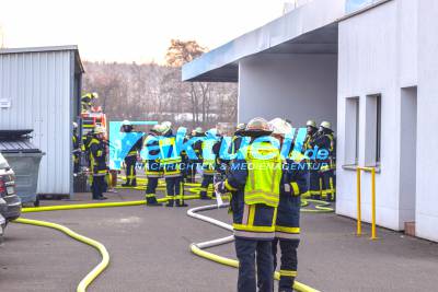 In Vollbrand stehende Lackierkabine in einer Firma führt zu einer schwarzen Rauchwolke über Kirchheim unter Teck