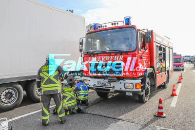 Schwerer LKW-Unfall auf der A5: Sattelzug kracht in Stauende auf stehenden LKW - Führerhaus wird massiv eingedrückt - Mehrere Verletzte - Grosseinsatz