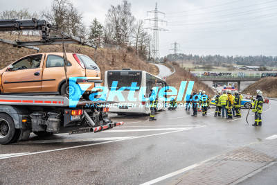 Magstadt: Linienbus prallt mit PKW zusammen - 3 Verletzte - Straßensperrung