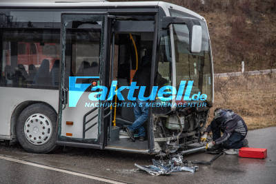Magstadt: Linienbus prallt mit PKW zusammen - 3 Verletzte - Straßensperrung