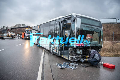 Magstadt: Linienbus prallt mit PKW zusammen - 3 Verletzte - Straßensperrung