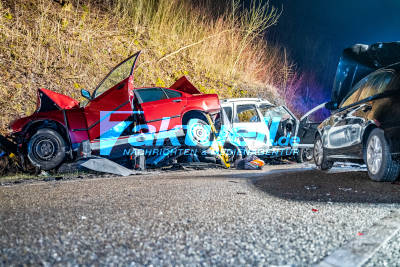 19-Jährige stirbt bei Verkehrsunfall mit mehreren Fahrzeugen