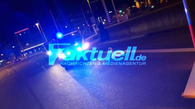 Chillt ein Schwan auf der König-Karl-Brücke in Cannstatt... Polizei sperrt Fahrspur und rettet ihn