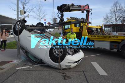 Schwerer Unfall am Bahnhof in Pforzheim: PKW überschlägt sich und bleibt auf dem Dach liegen