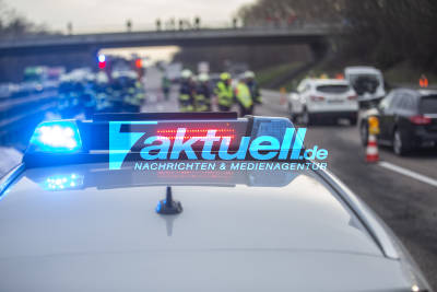 Vollsperrung A81: Unfall mit mehreren Fahrzeugen fordert mehrere Verletzte - Bauschaum verteilt sich auf Fahrbahn