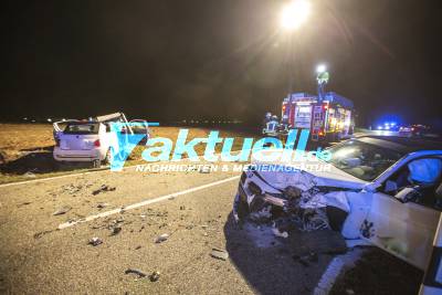 Waghalsiges Überholmanöver von BMW-Fahrer endet in Frontalcrash mit 4 teils schwer Verletzten - Feuerwehr muss zwei Insassen eingeklemmte aus Fiat retten