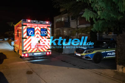 Polizeieinsatz in Plieningen, mehrere Streifenwagen am Tatort, eine verletzte Frau wurde vom Rettungsdienst mitgenommen