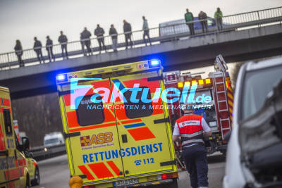 Symbolbilder: Schaulustige/Gaffer auf einer Autobahnbrücke bei einem Verkehrsunfall