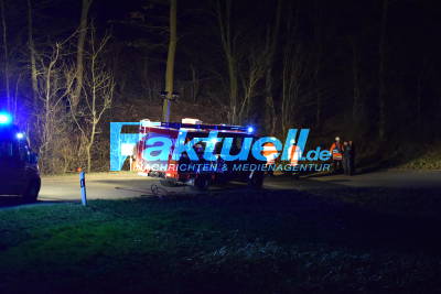 Auto kommt von Fahrbahn ab und kracht in Waldschlucht
