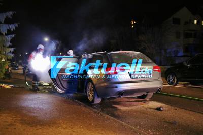 Fahrzeugbrand - Pkw brennt im Wohngebiet vollständig aus