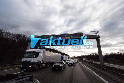 A8 PF-KA stundenlang vollgesperrt, Seifenpulver aus LKW verursacht Reinigungsarbeiten, 18 Kehrmaschinen im Einsatz
