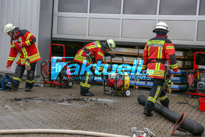 Brand einer Maschine in einer Industriehalle ruft Großaufgebot an Feuerwehr auf den Plan. 15 Menschen müssen behandelt werden