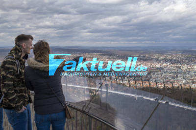 Bilder vom Fernsehturm - viele Besucher bei stürmischem Wetter am Sonntag