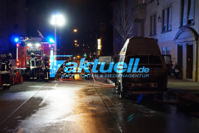 Stuttgart Süd: VW Bus in Brand geraten