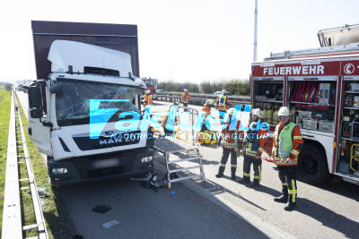 Unfall auf A81 vor AS LB-Süd - LKW kracht in Stauende, Fahrer eingeklemmt und muss von Feuerwehr befreit werden. Richtungsvollsperrung.