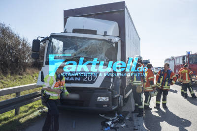 Unfall auf A81 vor AS LB-Süd - LKW kracht in Stauende, Fahrer eingeklemmt und muss von Feuerwehr befreit werden. Richtungsvollsperrung.