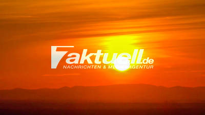 Gigantischer Sonnenuntergang verabschiedet den wundervollen kalendarischen Frühlingsanfang: Romantische Abendröte aus fast 300 Metern Höhe