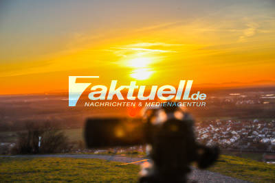 Gigantischer Sonnenuntergang verabschiedet den wundervollen kalendarischen Frühlingsanfang: Romantische Abendröte aus fast 300 Metern Höhe