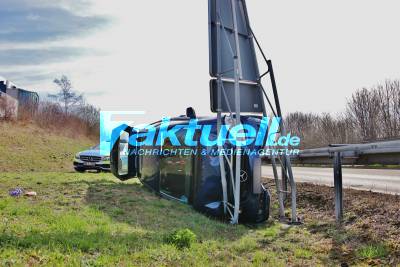 Schwerer Unfall im Auffahrtsbereich - Pkw kracht gegen Straßenschild und überschlägt sich