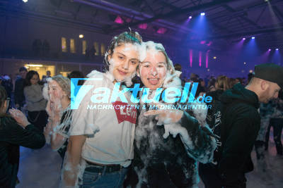 Saisonende auf der Waldau: Schaumparty bei Eisdisco in der Eiswelt Stuttgart