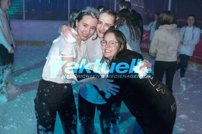 Saisonende auf der Waldau: Schaumparty bei Eisdisco in der Eiswelt Stuttgart