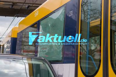 PKW gegen Stadtbahn geschleudert: Verkehrsunfall auf der Heilbronner Straße