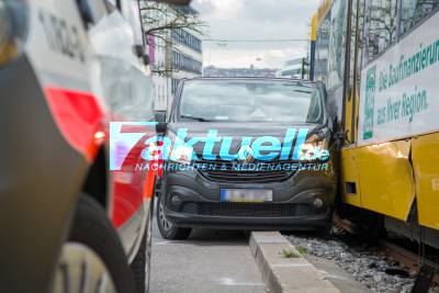 PKW gegen Stadtbahn geschleudert: Verkehrsunfall auf der Heilbronner Straße