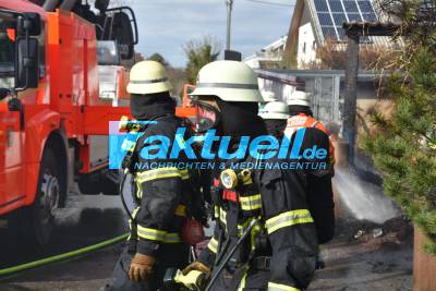Carportbrand droht auf Haus überzugreifen - Feuerwehr verhindert schlimmeres