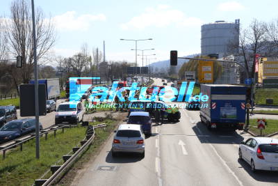 Stuttgart/Uferstraße: Ein 21 Jahre alter Audi S6 - Fahrer schwer verletzt nach einem missglückten Fahrstreifenwechsel 