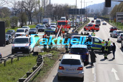 Stuttgart/Uferstraße: Ein 21 Jahre alter Audi S6 - Fahrer schwer verletzt nach einem missglückten Fahrstreifenwechsel 