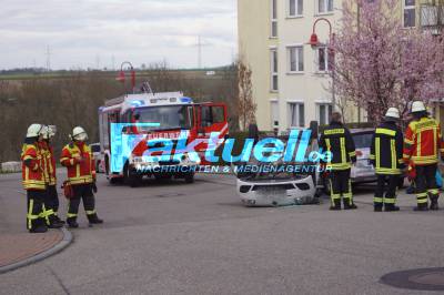 Kreuzungscrash - Pkw landet auf dem Dach 