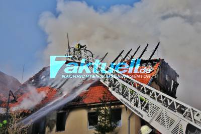 Wohnhaus in Vollbrand - Mehrere Feuerwehren im Großeinsatz - Flammen schlagen aus dem Dach