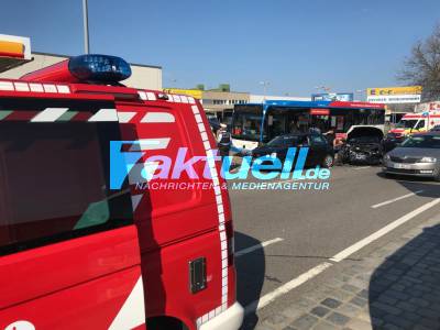 Audi übersieht Stadtbus beim Abbiegen - Acht Verletzte