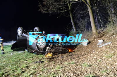 Opel kommt von Fahrbahn ab und kracht gegen Baum