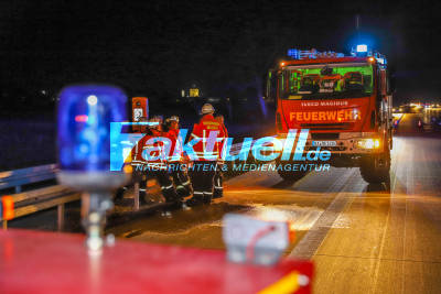A5 bei Malsch: Renault wird ein Raub der Flammen - Junger Fahrer kann brennenden PKW mit Handbremse stoppen - Feuerwehren im Einsatz