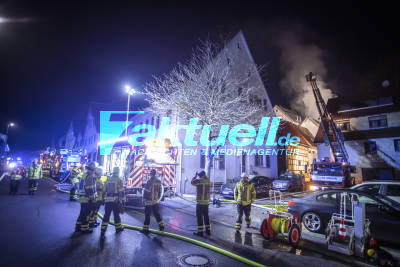 Dachstuhlbrand in Wohnhaus fordert nächtlichen Großeinsatz der Feuerwehr