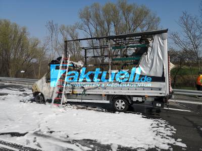 (Bilderupdate) Mehrere Tote nach Horrorcrash auf A6 bei Sinsheim: Sattelzug, PKW und Transporter brennen auf Autobahn - Rettungskräfte im Grosseinsatz