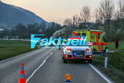 B466 Deggingen Auto landet in Feld 300 Meter nach Frontalunfall 3 Verletzte Personen