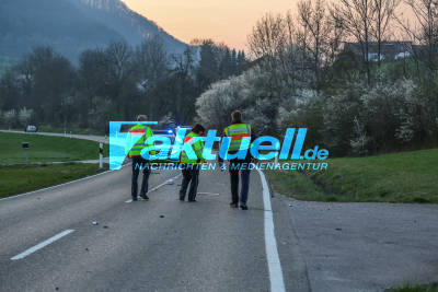 B466 Deggingen Auto landet in Feld 300 Meter nach Frontalunfall 3 Verletzte Personen