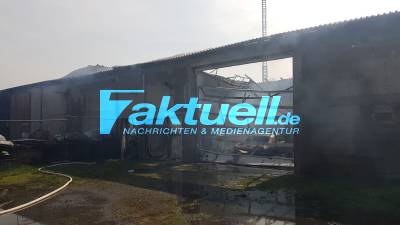 (Bilderupdate) Vollbrand Fabrikhalle bei Bad Schönborn: Gasflaschen explodierten und starke Rauchentwicklung