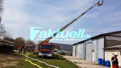(Bilderupdate) Vollbrand Fabrikhalle bei Bad Schönborn: Gasflaschen explodierten und starke Rauchentwicklung