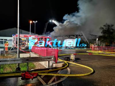 Brandserie? Zwei Lagerhallen brennen innerhalb kürzester Zeit lichterloh - Brandorte nur 6 km entfernt