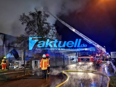 Brandserie? Zwei Lagerhallen brennen innerhalb kürzester Zeit lichterloh - Brandorte nur 6 km entfernt