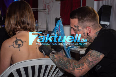 Tattoo Show in der Kultur Arena in Stuttgart-Wangen, Künstler bei Ihrer Arbeit und neue Tattoos für die Körperschmuckwilligen