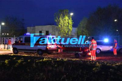 Rentner plumpst beim Wenden mit Rolli in Bach - DLRG im Einsatz
