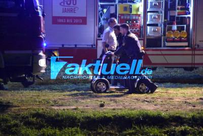 Rentner plumpst beim Wenden mit Rolli in Bach - DLRG im Einsatz