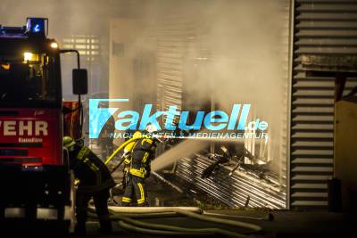 Große Flammen aus Firmengebäude: Akku-Hersteller steht komplett in Brand - Feuerwehr im Großeinsatz