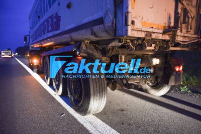 A8 Kleintransporter fährt auf Laster auf