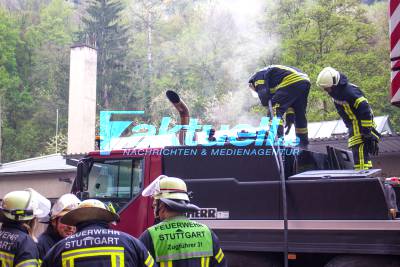 Motorraum eines Kranwagens geht in Stuttgart-Wangen in Flammen auf
