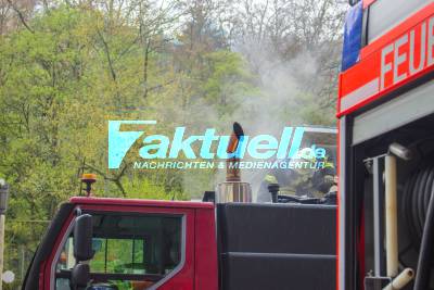 Motorraum eines Kranwagens geht in Stuttgart-Wangen in Flammen auf